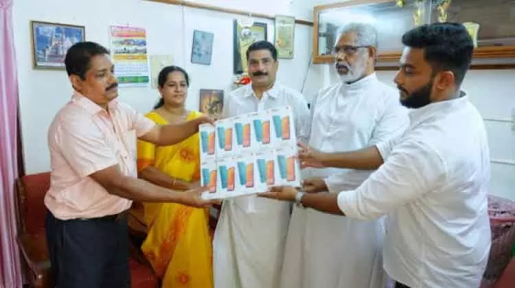 രാ​മ​പു​രം അ​സോ​സി​യേ​ഷ​ൻ കു​വൈ​ത്ത്​ മൊ​ബൈ​ൽ ഫോ​ണു​ക​ൾ ന​ൽ​കി