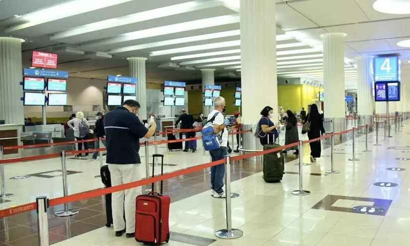 അബൂദബിയിൽ സന്ദർശക വിസയിലുള്ളവർക്കും ടൂറിസ്റ്റുകൾക്കും കോവിഡ് വാക്സിൻ നൽകുന്നു അബൂദബിയിൽ സന്ദർശക വിസയിലുള്ളവർക്കും ടൂറിസ്റ്റുകൾക്കും കോവിഡ് വാക്സിൻ നൽകുന്നു