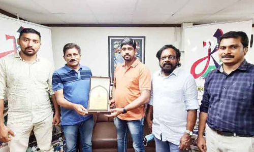 നി​ഷാ​ദ് ശ്രീ​മൂ​ല​ന​ഗ​ര​ത്തി​ന് ജി​ദ്ദ ആ​ലു​വ കൂ​ട്ടാ​യ്മ യാ​ത്ര​യ​യ​പ്പ് ന​ൽ​കി