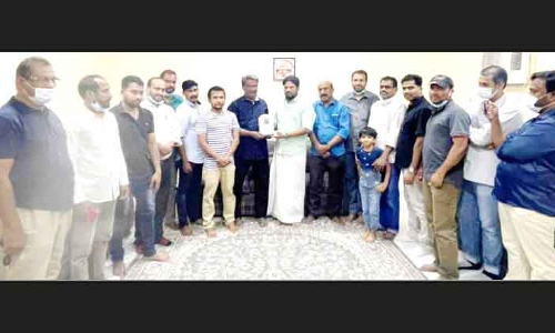 സ​ലാ​ഹു​ദ്ദീ​ൻ ക​രു​നാ​ഗ​പ്പ​ള്ളി​ക്ക് റാ​ക്ക കെ.​എം.​സി.​സി യാ​ത്ര​യ​യ​പ്പ് ന​ൽ​കി