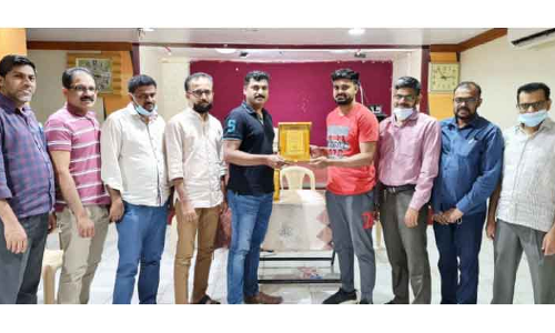 റി​യാ​സ് കൊ​ട​കി​ന് കെ.​െ​എ.​ജി യാ​ത്ര​യ​യ​പ്പ് ന​ൽ​കി