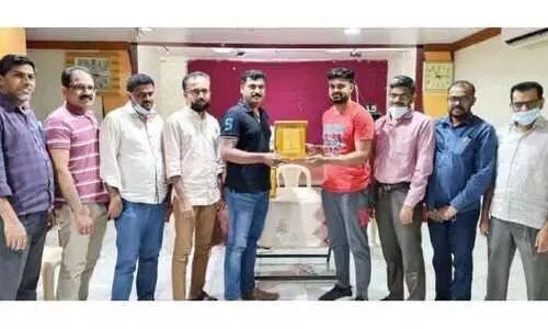 റി​യാ​സ് കൊ​ട​കി​ന് കെ.​െ​എ.​ജി യാ​ത്ര​യ​യ​പ്പ് ന​ൽ​കി