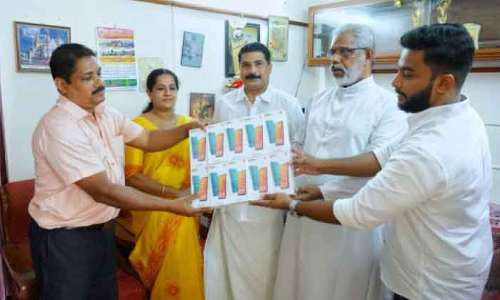 രാ​മ​പു​രം അ​സോ​സി​യേ​ഷ​ൻ കു​വൈ​ത്ത്​ മൊ​ബൈ​ൽ ഫോ​ണു​ക​ൾ ന​ൽ​കി