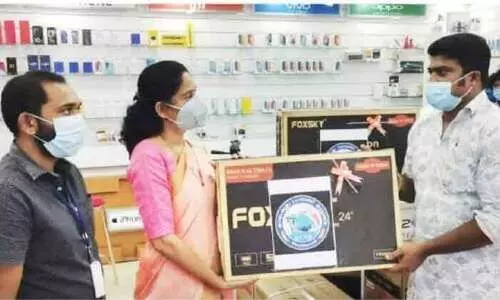 കാ​യം​കു​ളം പ്ര​വാ​സി കൂ​ട്ടാ​യ്​​മ ടി.​വി കൈ​മാ​റി