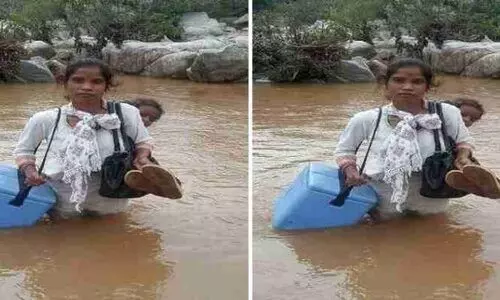 വാക്​സിൻ നൽകാൻ മകളുമായി നദി മുറിച്ച്​ കടന്ന്​ ആരോഗ്യപ്രവർത്തക; ചിത്രങ്ങൾ വൈറൽ