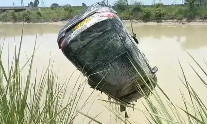 ഗംഗ കനാലിലെ ചെളി നീക്കുന്നതിനിടെ കണ്ടെത്തിയത് രണ്ട് കാറുകള്, രണ്ടിലും ഓരോ മൃതദേഹങ്ങളും ഗംഗ കനാലിലെ ചെളി നീക്കുന്നതിനിടെ കണ്ടെത്തിയത് രണ്ട് കാറുകള്, രണ്ടിലും ഓരോ മൃതദേഹങ്ങളും