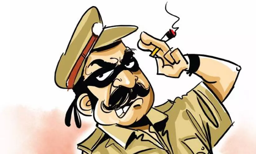 25 വർഷം മുമ്പ് കൂലിപ്പണിക്കാരന്റെ നാക്കിൽ സിഗരറ്റ് കുത്തി പൊള്ളിച്ചു; പ്രതികളായ പൊലീസുകാരുടെ തടവുശിക്ഷ ഹൈകോടതി ശരിവെച്ച് 25 വർഷം മുമ്പ് കൂലിപ്പണിക്കാരന്റെ നാക്കിൽ സിഗരറ്റ് കുത്തി പൊള്ളിച്ചു; പ്രതികളായ പൊലീസുകാരുടെ തടവുശിക്ഷ ഹൈകോടതി ശരിവെച്ച്