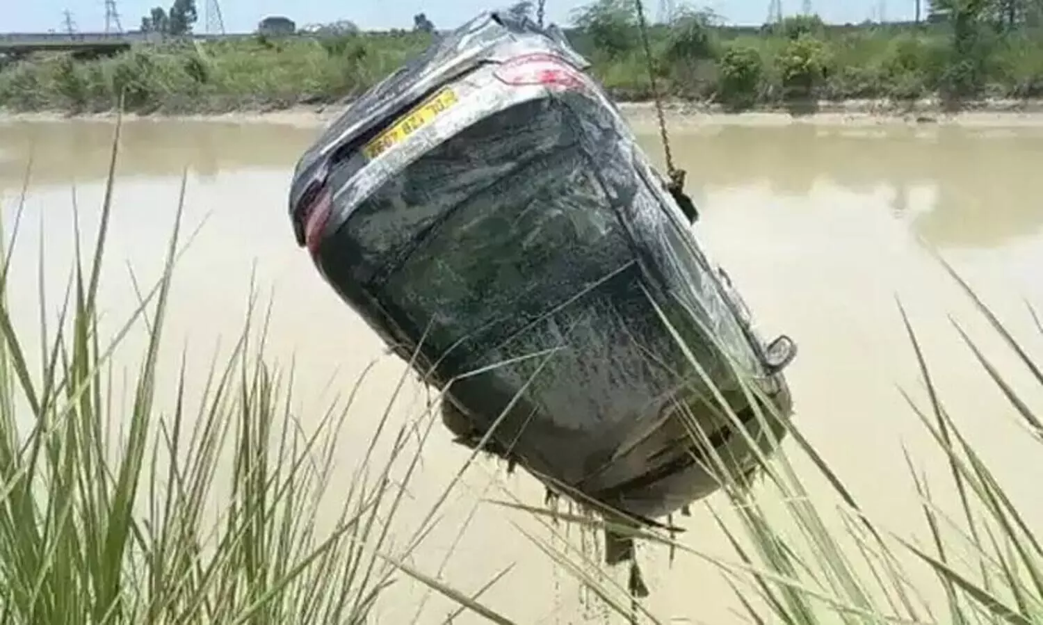 ഗംഗ കനാലിലെ ചെളി നീക്കുന്നതിനിടെ കണ്ടെത്തിയത്​ രണ്ട് കാറുകള്‍, രണ്ടിലും ഓരോ മൃതദേഹങ്ങളും