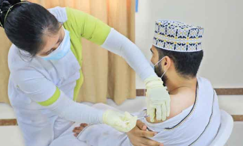 ലു​ലു ജീ​വ​ന​ക്കാ​ർ​ക്കു​ള്ള വാ​ക്​​സി​നേ​ഷ​ന്​ തു​ട​ക്ക​മാ​യി