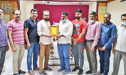 മു​ഹ​മ്മ​ദ് സ​ക്കീ​റി​ന് കെ.​​െഎ.​ജി ഫ​ർ​വാ​നി​യ ഏ​രി​യ യാ​ത്ര​യ​യ​പ്പ് ന​ൽ​കി