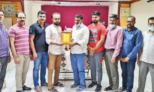 മു​ഹ​മ്മ​ദ് സ​ക്കീ​റി​ന് കെ.​​െഎ.​ജി ഫ​ർ​വാ​നി​യ ഏ​രി​യ യാ​ത്ര​യ​യ​പ്പ് ന​ൽ​കി