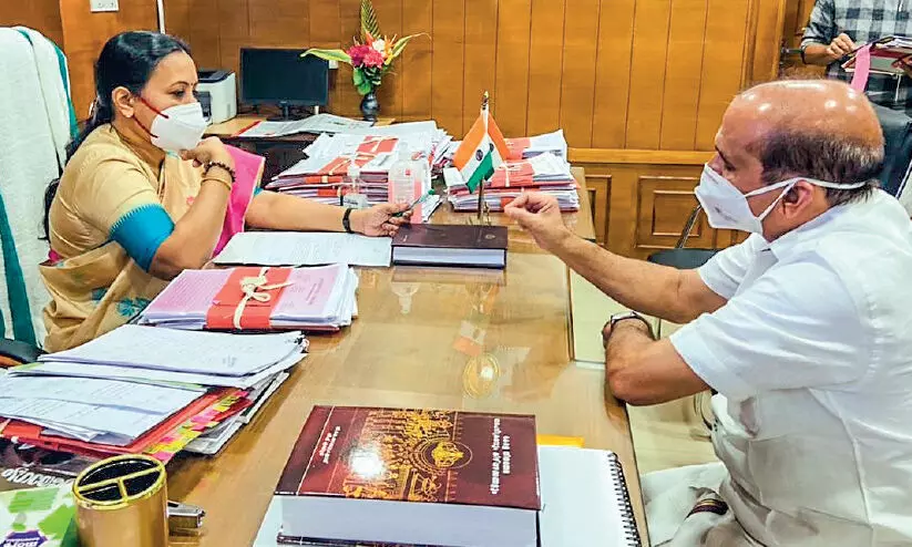 കൊണ്ടോട്ടി താലൂക്ക് ആശുപത്രിയെ സ്പെഷാലിറ്റി ആശുപത്രിയാക്കണം; എം.എൽ.എ മന്ത്രിയുമായി ചർച്ച നടത്തി കൊണ്ടോട്ടി താലൂക്ക് ആശുപത്രിയെ സ്പെഷാലിറ്റി ആശുപത്രിയാക്കണം; എം.എൽ.എ മന്ത്രിയുമായി ചർച്ച നടത്തി