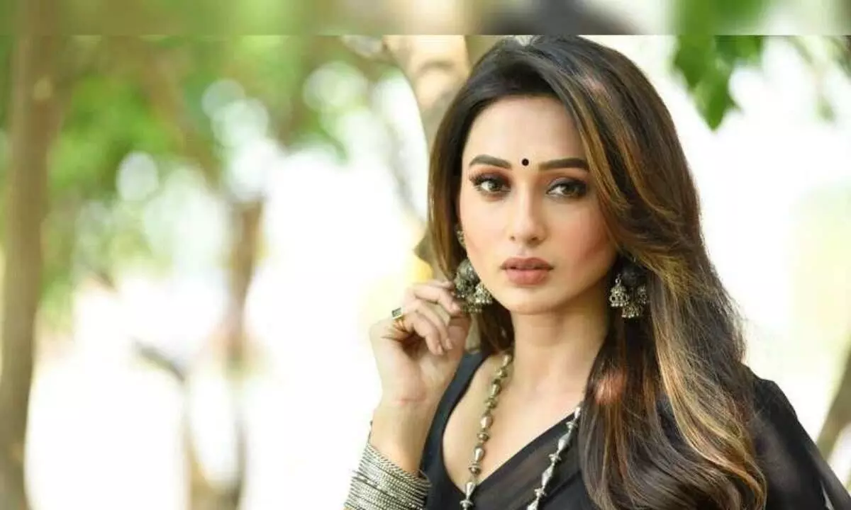 നടി മിമി ചക്രബർത്തിക്ക് വ്യാജ കോവിഡ് വാക്സിൻ നൽകിയയാൾ അറസ്റ്റിൽ നടി മിമി ചക്രബർത്തിക്ക് വ്യാജ കോവിഡ് വാക്സിൻ നൽകിയയാൾ അറസ്റ്റിൽ