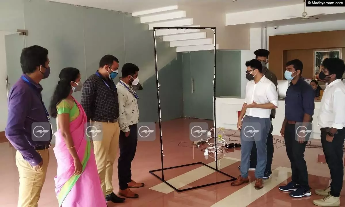 ചെലവ്കുറഞ്ഞ ഓട്ടോമാറ്റിക് ഫുൾ ബോഡി സാനിറ്റൈസർ മെഷീനുമായി കോളേജ് വിദ്യാർഥികൾ