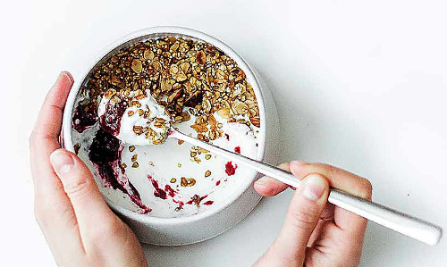 ഭ​ക്ഷ​ണം വി​ള​മ്പ​ണം, മു​ഹ​ബ്ബ​ത്തോ​ടെ