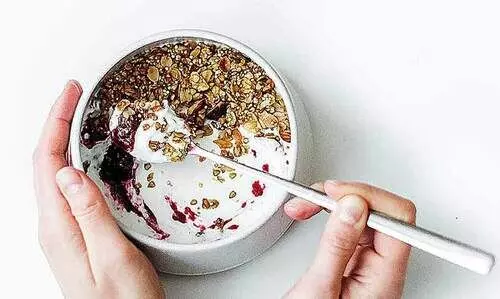 ഭ​ക്ഷ​ണം വി​ള​മ്പ​ണം, മു​ഹ​ബ്ബ​ത്തോ​ടെ