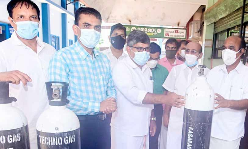 കാ​സ​ർ​കോ​ട്​ ജി​ല്ല അ​സോ​സി​യേ​ഷ​ൻ ഓ​ക്സി​ജ​ൻ   സി​ലി​ണ്ട​ർ കൈ​മാ​റി