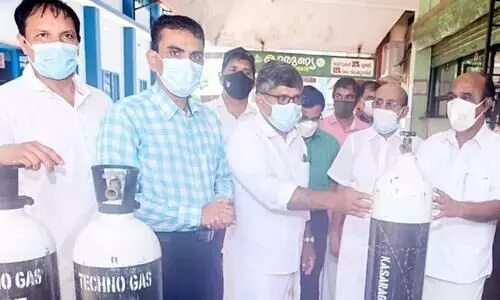 കാ​സ​ർ​കോ​ട്​ ജി​ല്ല അ​സോ​സി​യേ​ഷ​ൻ ഓ​ക്സി​ജ​ൻ   സി​ലി​ണ്ട​ർ കൈ​മാ​റി