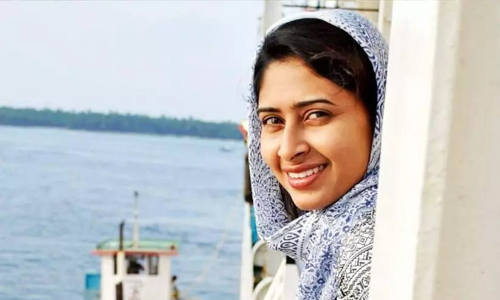 ഐഷ സുൽത്താനയുടെ മൊബൈൽ ഫോൺ പൊലീസ്​ പിടിച്ചെടുത്തു