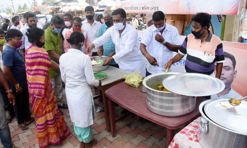 ഈ ഓ​ട്ടോക്കാർ തരും ഒരുർപ്യക്ക് ആംപ്ലേറ്റ്​,​ ചോറ്​, ഉപ്പേരി, അപ്പേരി ഒക്കെ..!