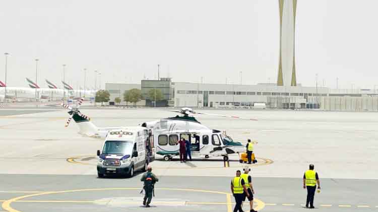 വിമാന യാത്രക്കിടെ നില വഷളായ സ്ത്രീയെ എയർ ആംബുലൻസിൽ ആശുപത്രിയിലെത്തിച്ചു വിമാന യാത്രക്കിടെ നില വഷളായ സ്ത്രീയെ എയർ ആംബുലൻസിൽ ആശുപത്രിയിലെത്തിച്ചു