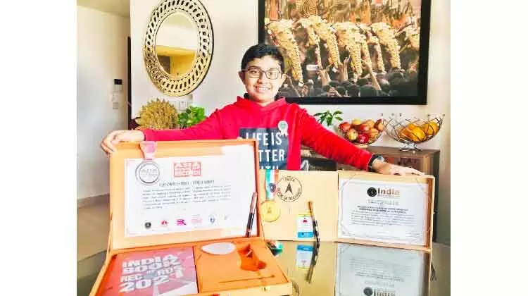 പ്രധാനമന്ത്രിയുടെ കാരിക്കേച്ചർ വരച്ച് റെക്കോർഡ് നേടി പ്രണവ് പ്രധാനമന്ത്രിയുടെ കാരിക്കേച്ചർ വരച്ച് റെക്കോർഡ് നേടി പ്രണവ്