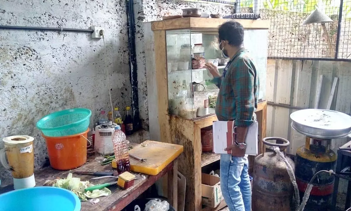 മനുഷ്യർക്ക്​ കഴിക്കാനാണ്, ഇങ്ങനെയൊന്നും ഭക്ഷണമുണ്ടാക്കരുതേ; ഞെട്ടിപ്പിച്ച്​ ഹോട്ടലുകളിലെ കാ​ഴ്ചകൾ