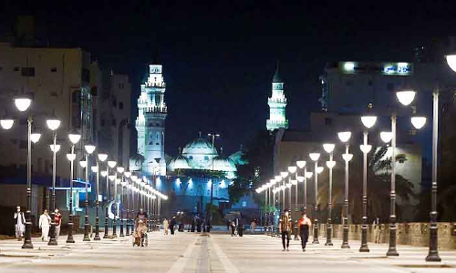 സ​ന്ദ​ർ​ശ​ക​രെ ആ​ക​ർ​ഷി​ച്ച്​ ഖു​ബ, പ്ര​വാ​ച​ക പ​ള്ളി​ക​ൾ​ക്കി​ട​യി​ലെ ന​ട​പ്പാ​ത