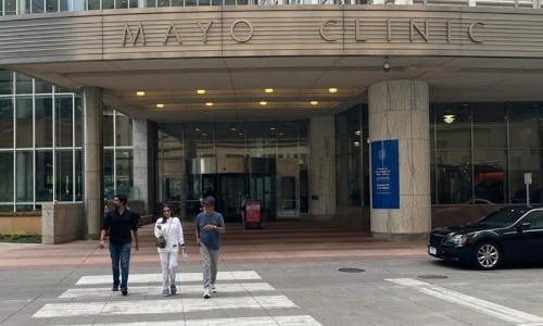 ചികിത്സക്കായി യു.എസിലെത്തിയ രജനീകാന്തും മകൾ ​ഐശ്വര്യയും ​മയോ ക്ലിനിക്കിൽ; ചിത്രങ്ങൾ വൈറൽ