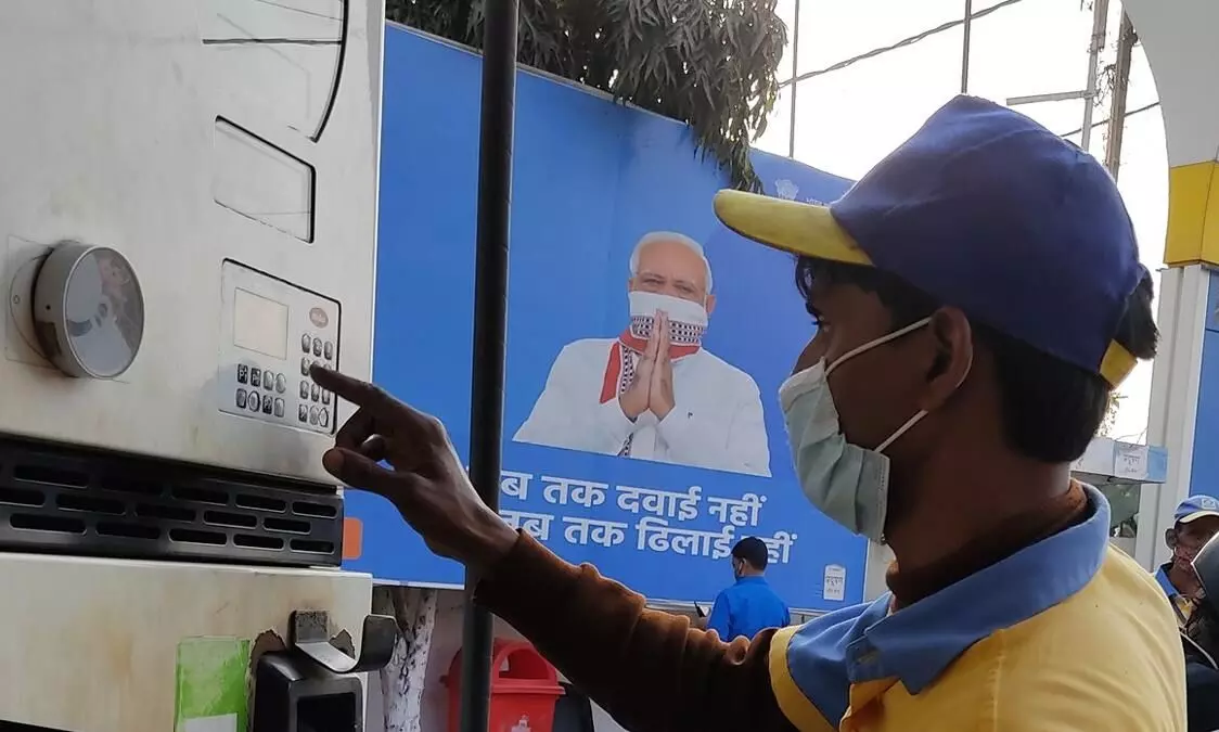 ജനത്തിന്റെ ദുരിതത്തിന് അറുതിയില്ല; പെട്രോൾ ഡീസൽ വില വീണ്ടും വർധിപ്പിച്ചു ജനത്തിന്റെ ദുരിതത്തിന് അറുതിയില്ല; പെട്രോൾ ഡീസൽ വില വീണ്ടും വർധിപ്പിച്ചു