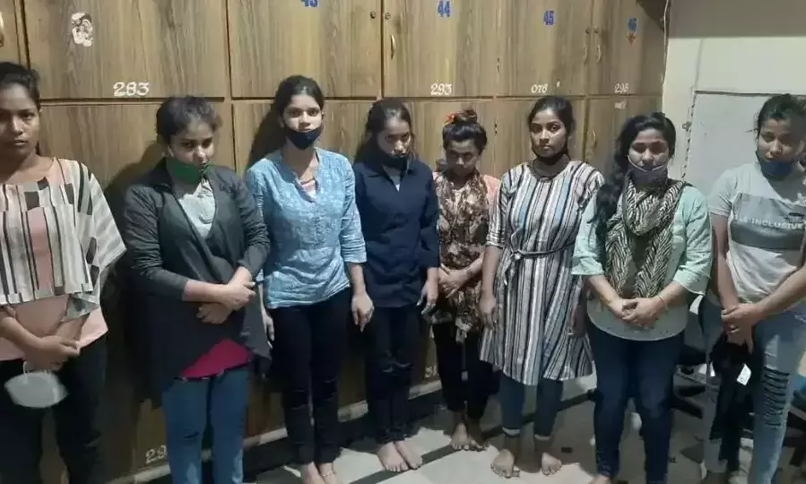 മനുഷ്യകടത്ത്; എട്ടു ബംഗ്ലാദേശി യുവതികൾ ഉൾപ്പെടെ പത്തുപേർ പിടിയിൽ മനുഷ്യകടത്ത്; എട്ടു ബംഗ്ലാദേശി യുവതികൾ ഉൾപ്പെടെ പത്തുപേർ പിടിയിൽ