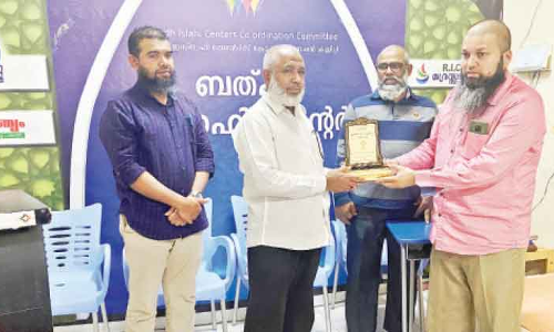 ഇ​സ്‌​ലാ​ഹി സെൻറ​ർ പ്ര​സി​ഡ​ൻ​റ്​ മു​ഹ​മ്മ​ദ് അ​ലി​ക്ക്​ യാ​ത്ര​യ​യ​പ്പ് ന​ൽ​കി