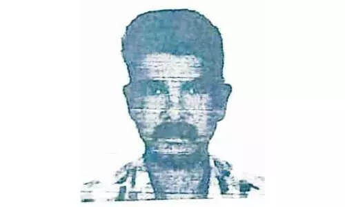 അജ്ഞാതനായി ഒന്നര മാസം മോർച്ചറിയിൽ: ചെല്ലദുരൈയുടെ മൃതദേഹം നാട്ടിലെത്തിച്ചു അജ്ഞാതനായി ഒന്നര മാസം മോർച്ചറിയിൽ: ചെല്ലദുരൈയുടെ മൃതദേഹം നാട്ടിലെത്തിച്ചു