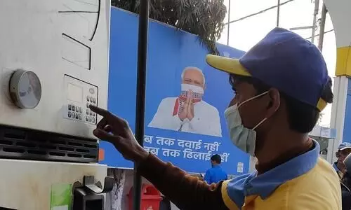 ജനത്തിന്‍റെ ദുരിതത്തിന്​ അറുതിയില്ല; പെട്രോൾ ഡീസൽ വില വീണ്ടും വർധിപ്പിച്ചു