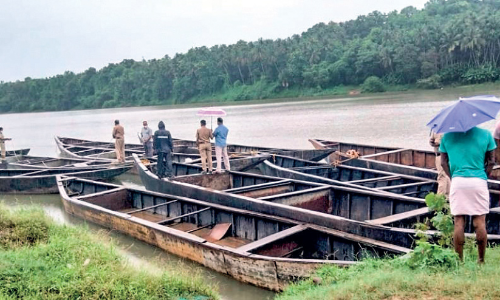 ചാ​ലി​യാ​റി​ൽ മി​ന്ന​ൽ പ​രി​ശോ​ധ​ന  18 മ​ണ​ൽ​ക​ട​ത്ത് തോ​ണി​ക​ൾ പി​ടി​കൂ​ടി