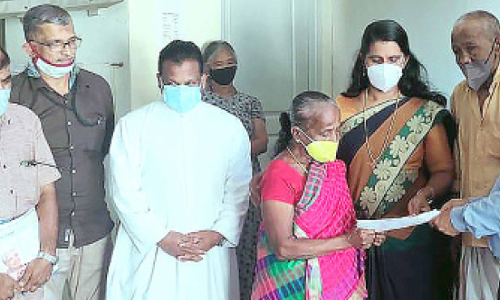 വാർധക്യത്തിൽ ഒറ്റപ്പെട്ട സഹോദരങ്ങൾക്ക്​  പീസ് വില്ലേജി​െൻറ തണൽ