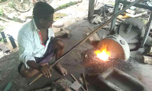 മഹാമാരിയിൽ കനലെരിയാതെ ആലകൾ ലോക്ഡൗണിൽ പ്രതിസന്ധിയിലായി ഇരുമ്പുപണിക്കാർ മഹാമാരിയിൽ കനലെരിയാതെ ആലകൾ ലോക്ഡൗണിൽ പ്രതിസന്ധിയിലായി ഇരുമ്പുപണിക്കാർ