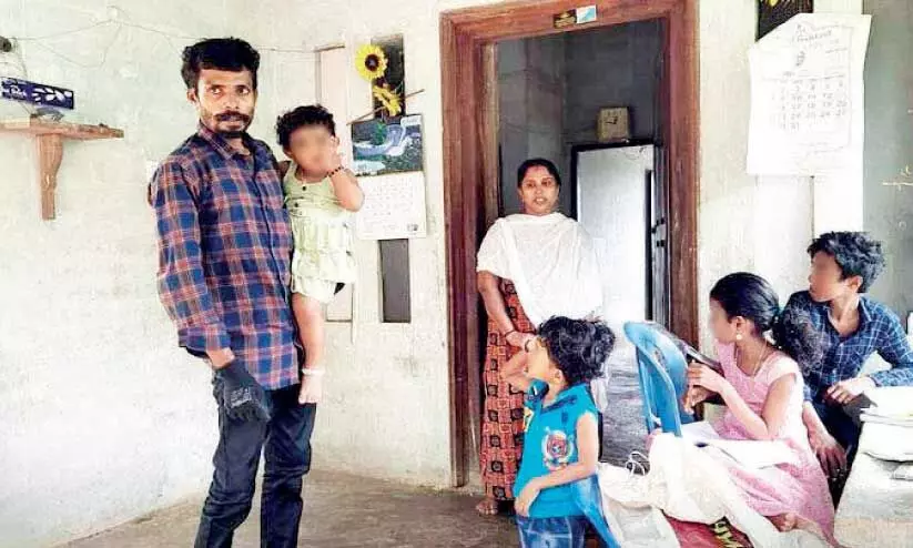 മു​ട്ടാ​ത്ത വാ​തി​ലു​ക​ളി​ല്ല:ബാ​ബു​വി​െൻറ കു​ട്ടി​ക​ളു​ടെ പ​ഠ​നം  വാ​ഹ​ന ബാ​റ്റ​റി വെ​ളി​ച്ച​ത്തി​ൽ