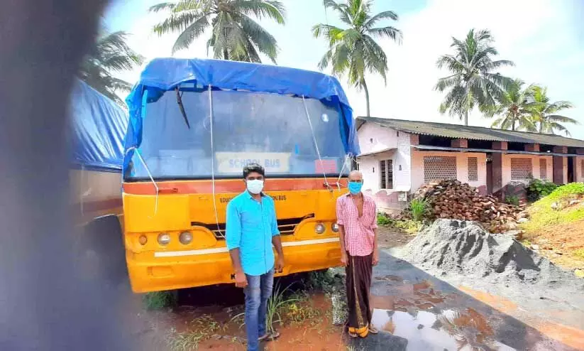 സ്കൂൾ ബസുകൾ ഓടാതെ നശിക്കുേമ്പാൾ ജീവിതം വഴിമുട്ടി ജീവനക്കാരും സ്കൂൾ ബസുകൾ ഓടാതെ നശിക്കുേമ്പാൾ ജീവിതം വഴിമുട്ടി ജീവനക്കാരും