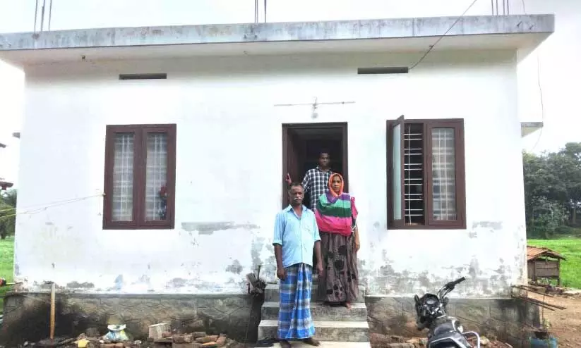 വീടിന് നമ്പർ കിട്ടാത്തതിനാൽ ആനുകൂല്യം ലഭിക്കാതെ ഒരു കുടുംബം വീടിന് നമ്പർ കിട്ടാത്തതിനാൽ ആനുകൂല്യം ലഭിക്കാതെ ഒരു കുടുംബം