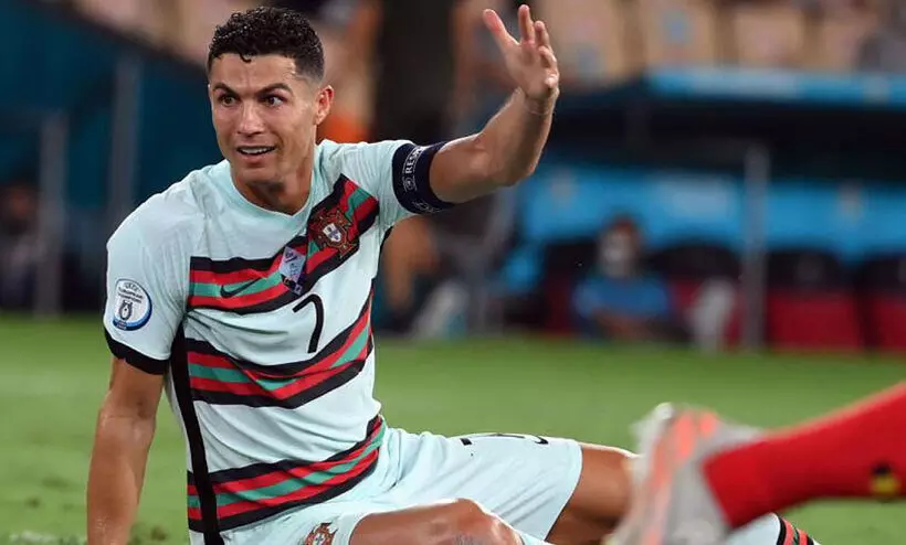 യൂറോകപ്പിലും ലോകകപ്പിലുമായി റൊണാൾഡോ അടിച്ചത് 50ലേറെ ഫ്രീകിക്കുകൾ; ഗോളായത് ഒന്നു മാത്രം യൂറോകപ്പിലും ലോകകപ്പിലുമായി റൊണാൾഡോ അടിച്ചത് 50ലേറെ ഫ്രീകിക്കുകൾ; ഗോളായത് ഒന്നു മാത്രം