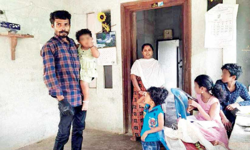 മു​ട്ടാ​ത്ത വാ​തി​ലു​ക​ളി​ല്ല:ബാ​ബു​വി​െൻറ കു​ട്ടി​ക​ളു​ടെ പ​ഠ​നം  വാ​ഹ​ന ബാ​റ്റ​റി വെ​ളി​ച്ച​ത്തി​ൽ