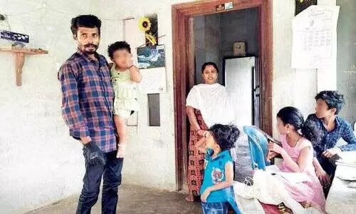 മു​ട്ടാ​ത്ത വാ​തി​ലു​ക​ളി​ല്ല:ബാ​ബു​വി​െൻറ കു​ട്ടി​ക​ളു​ടെ പ​ഠ​നം  വാ​ഹ​ന ബാ​റ്റ​റി വെ​ളി​ച്ച​ത്തി​ൽ