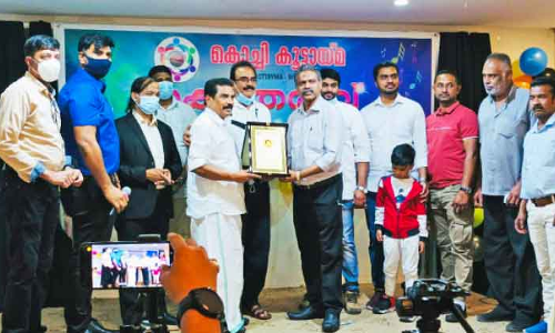 അ​​ഷ്‌​​റ​​ഫ് വ​​ട​​ക്കേ​​വി​​ള​​ക്ക്​ യാ​​ത്ര​​യ​​യ​​പ്പ് ന​​ൽ​​കി