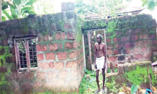 ശൗചാലയത്തിൽ അന്തിയുറങ്ങിയിരുന്ന മധ്യവയസ്​കന് താൽക്കാലിക വാസസ്ഥലമൊരുക്കി കരുണ സ്വയംസഹായ സംഘം