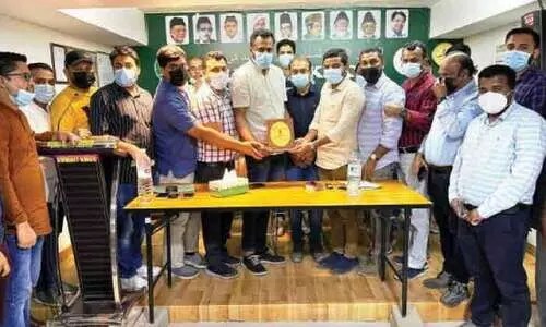 അ​ഷ്റ​ഫ്​ ഒ​റ്റ​പ്പാ​ല​ത്തി​ന്​ കെ.​എം.​സി.​സി യാ​ത്ര​യ​യ​പ്പ്​