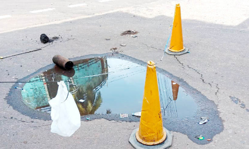 ടാറിങ്​ താഴുന്നു; അ​പ​ക​ടാ​വ​സ്​​ഥ​യെ തു​ട​ർ​ന്ന്​ പൊ​ലീ​സ് ഈ ഭാഗത്തൂടെയുള്ള​ യാ​ത്ര ത​ട​ഞ്ഞു