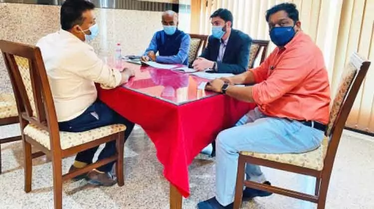 പ്രവാസികൾക്ക് ആശ്വാസം: ഇന്ത്യൻ കോൺസുലേറ്റ് സംഘം യാംബു സന്ദർശിച്ചു പ്രവാസികൾക്ക് ആശ്വാസം: ഇന്ത്യൻ കോൺസുലേറ്റ് സംഘം യാംബു സന്ദർശിച്ചു