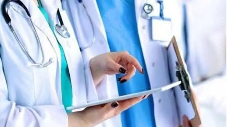 ആ​രോ​ഗ്യ ജീ​വ​ന​ക്കാ​രു​ടെ കൊ​ഴി​ഞ്ഞു​പോ​ക്ക്​ പ്ര​തി​സ​ന്ധി സൃ​ഷ്​​ടി​ക്കു​ന്നു