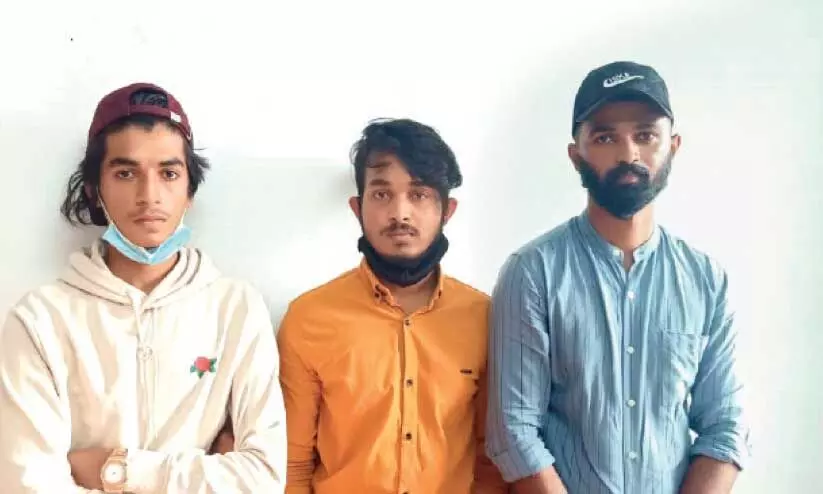 പെൺകുട്ടികളെ സമൂഹ മാധ്യമങ്ങളിലൂടെ വലയിലാക്കി പീഡനം; മൂന്നുപേർ പിടിയിൽ പെൺകുട്ടികളെ സമൂഹ മാധ്യമങ്ങളിലൂടെ വലയിലാക്കി പീഡനം; മൂന്നുപേർ പിടിയിൽ